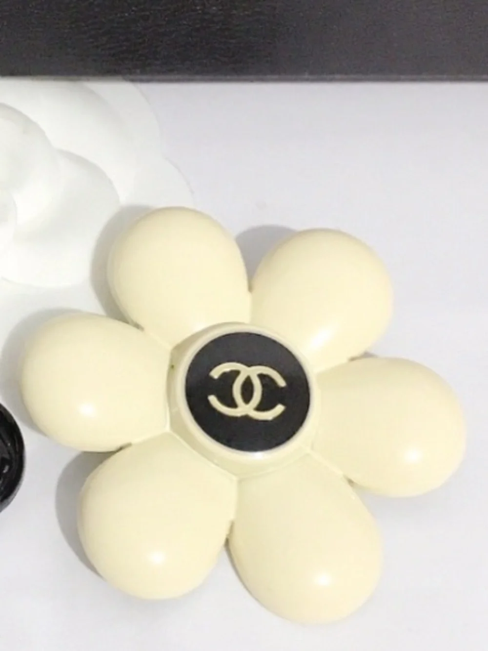 Double C Designer White Daisy Flower Brooch